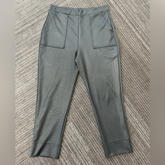 Blackmilk - XL - REPTILIAN HIGH WAISTED CUFFED PANTS - LIMITED - Picture 7 of 9